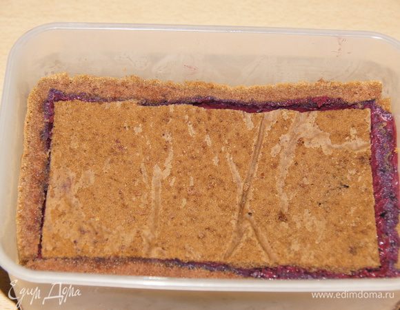 Можно формочку застелить пищевой пленкой. Я не делала... Сделать коробочку, максимально плотно.
Промазать пропиткой, у мене где то 50 мл было.
Вылить крем, если немного вытечет  - не страшно, потом все сверху покроется шоколадом.
