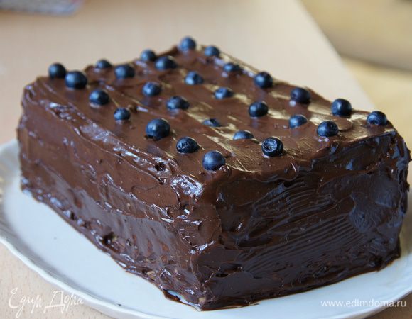 Вытянуть торт из морозилки, аккуратно перевернуть. Сверху лопаткой смазать шоколадом, украсить черникой и поставить в холодильник на 1 час минимум.
Резать торт удобно так: острый большой нож поставить под горячую воду на пару секунд, вытереть салфеткой и сразу же нарезать порционный кусок.

