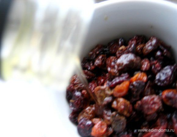 Первым делом моем,отжимаем изюм и заливаем его ароматным алкоголем.