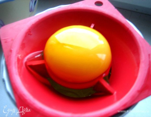 Готовим тесто: отделяем желтки от белков.