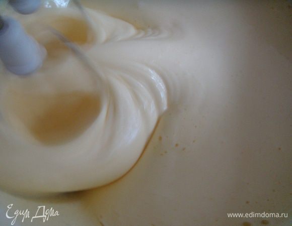 Яйца взбить с сахаром в плотную пену, аккуратно ввести муку
