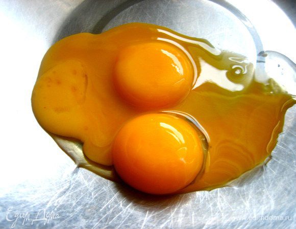 Сначала помещаем в блюдо желтки...