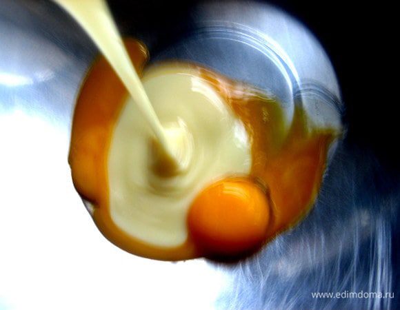 Выливаем к ним всю банку сгущёнки!