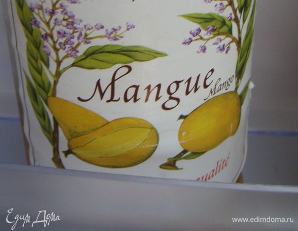 В воду (1/3 ст.) добавить манговый сироп для коктейлей (~2ст.л.), лимонный сок (1 ст.л.), этим пропитать наши кексы (по 1-2 чайной ложечки, можно добавить алкоголь, но это по желанию, и конечно, если это не будут есть дети)