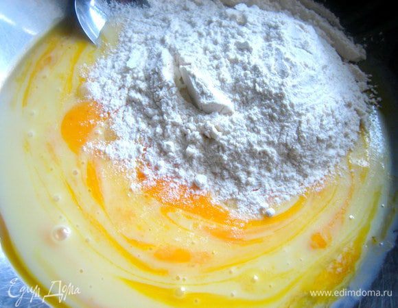 Просеиваем далее к составу муку вместе с разрыхлителем.