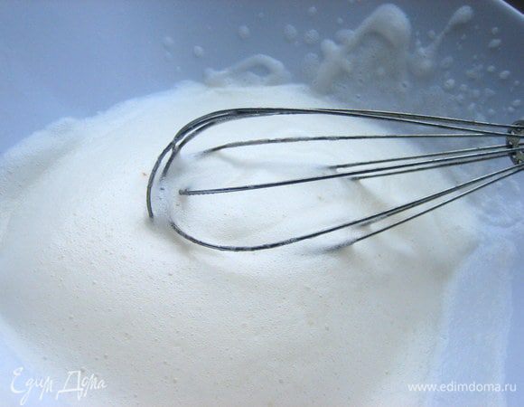 Белки взбиваем отдельно с щепоткой соли!