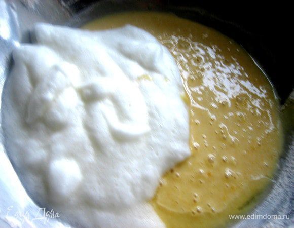 Вводим в остальную массу белки и осторожно перемешиваем.