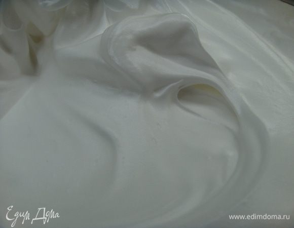 Сливки взбить в плотную гладкую пену, подкрасить по желанию (я подкрасила немного пищ. лимонным цветом (красителем) и добавила сюда тоже немного мангового сиропа 