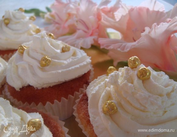 Корнетиком с фигурной насадкой отсадить крем на капкейки, украсить бусинками по желанию