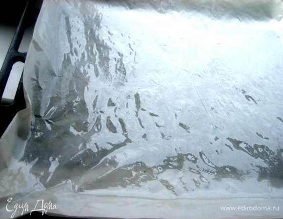 Вырезаем пергамент по размеру противня и смазываем его обильно растительным маслом без запаха.