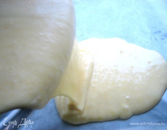 Выливаем на бумагу тесто (по густоте как сметана).