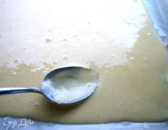 Помогаем ложкой заполнить все уголки.