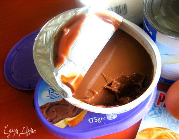 Далее совсем просто: в холодильнике была любимая у сына "филадельфия" с добавкой шоколада (НАЗВАНИЕ УДАЛЕНО МОДЕРАТОРОМ), вот и идея для начинки! Намазываем сверху на изюм сколько хотите)))