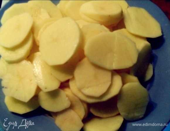 Картофель нарезаем кружочками

