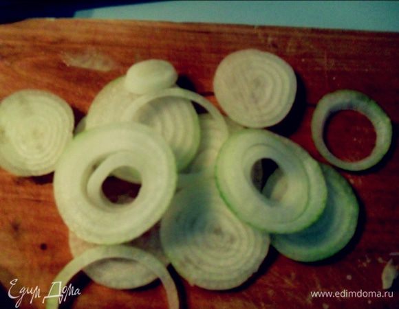 Лук тоже нарезаем кружочками