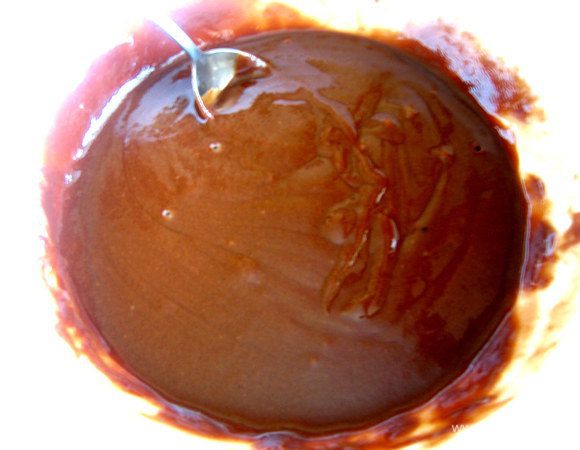 Чтобы получить более мягкую текстуру для намазывания, добавим пару ложек сливок, перемешаем...