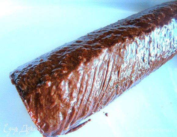 Смазываем силиконовой кисточкой шоколадом верх. У меня ушла не вся масса.