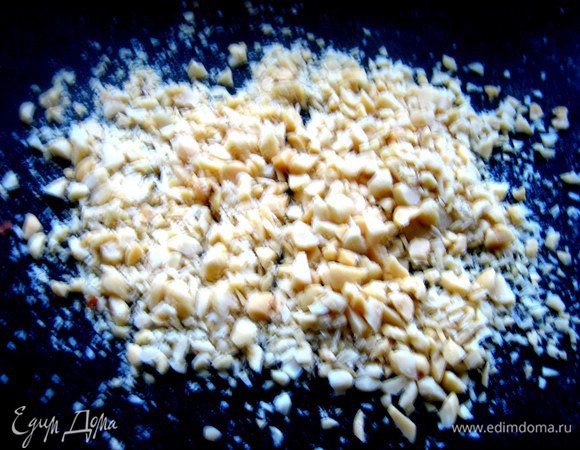Обжаренный арахис (или другие орехи) мелко порубить.
