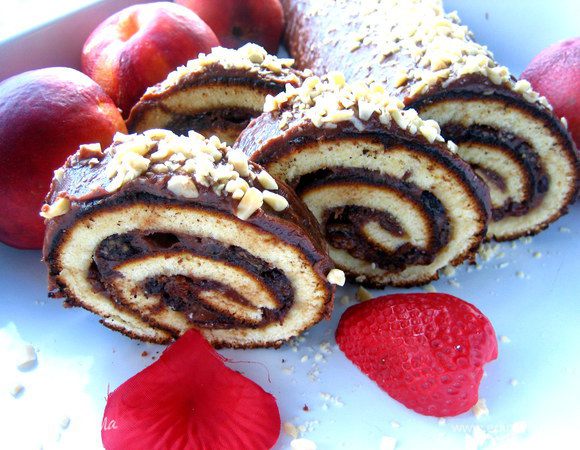 Нарезаем на порции наш рулетик...