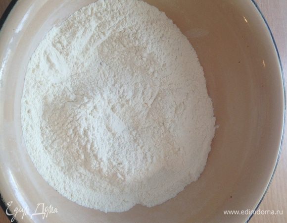 Для классических блинов потребуются самые простые ингредиенты, которые есть практически в каждом доме. Итак, смешайте муку, сахар, соль и перемешайте. Муку советуем брать пшеничную высшего сорта. 