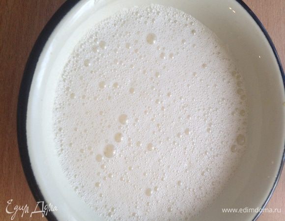 Яйца взбейте венчиком в отдельной емкости до легкой пены. На поверхности должны появиться небольшие пузырьки. 
