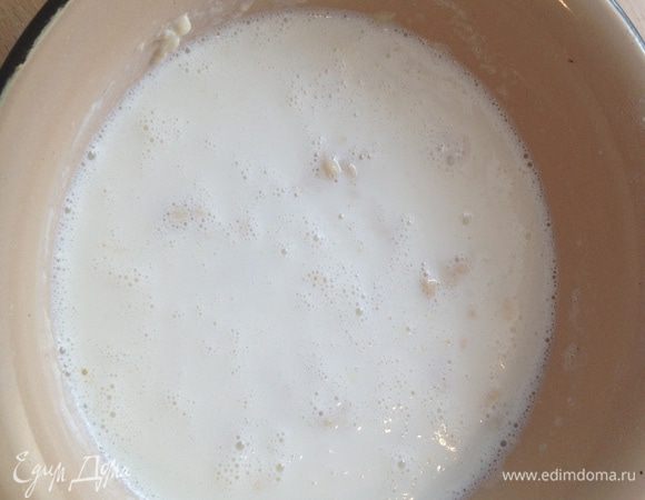 Подогрейте молоко (достаточно 30 секунд в микроволновке) и добавьте к яйцам, всыпьте муку и перемешайте до однородности.