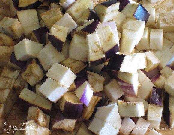 Баклажаны нарезать кубиками.