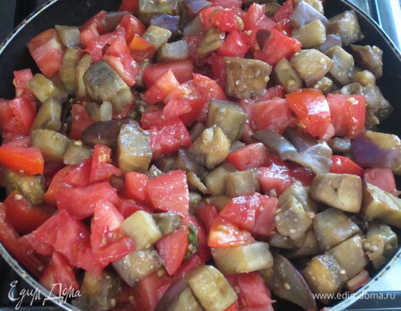 Помидоры нарезать кубиками и добавить к баклажанам. Тушить на слабом огне 15 минут.