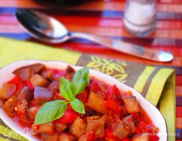 Розмарин вынуть, баклажаны посолить, добавить измельчённый базилик, перемешать. Приятного аппетита:)