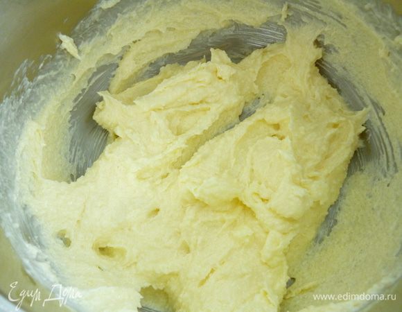 Сливочное масло достать заранее из холодильника, оно должно быть мягким. Растереть масло с сахаром  до однородной смеси. Я смешивала все с помощью ложки.