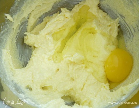 Добавить яйца: сначала добавить одно яйцо, хорошо перемешать, затем следующее. Добавить ванильный сахар.
