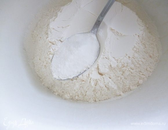 Муку смешать с разрыхлителем и просеять