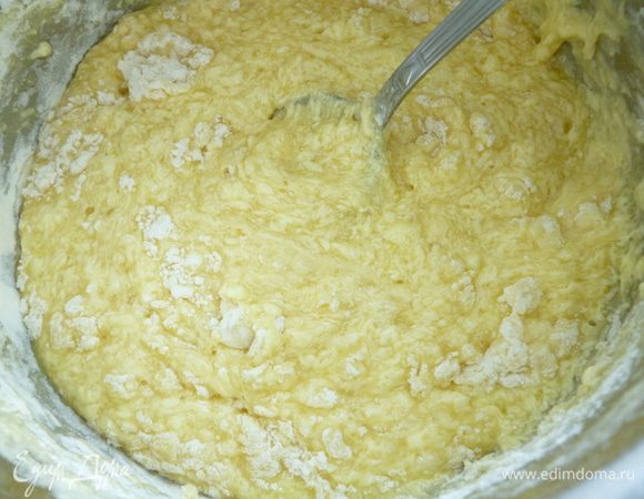 Постепенно добавить к яично-масляной смеси