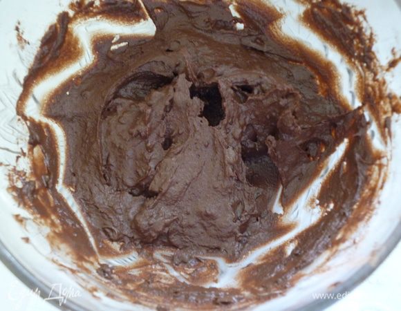 Какао хорошо перемешать с молоком, чтобы не было комочков.. В оригинальном рецепте предлагалось смешать какао 1:1 с молоком, но этого количества молока оказалось мало. Я добавила 4 ложки и получилось в самый раз.