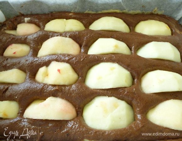 У яблок удалить кожуру и семена, нарезать крупными дольками. Распределить (слегка вдавливаем) по поверхности теста.