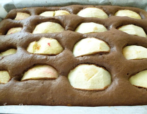 Выпекать при 170-180 градусов 35-40 минут, до сухой спички. Готовый пирог достать из духовки. Приготовить по своему вкусу смесь из небольшого количества лимонного сока, сахара и кипятка и слегка пропитать поверхность пирога. Остудить .