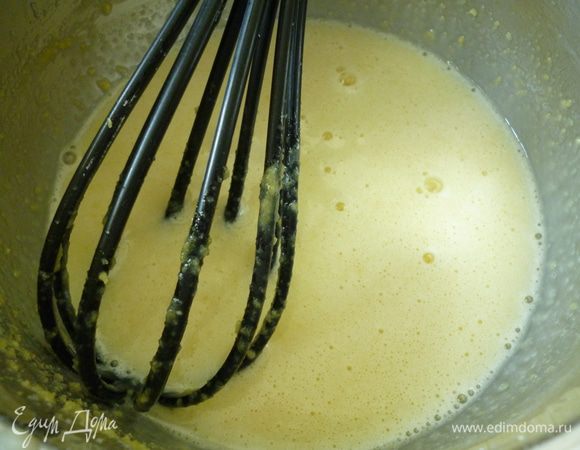 Приготовить заварной крем: желтки отделить от белков. Муку смешать с сахаром, добавить к желткам. От общего количества молока отделить 100 мл, и хорошо растереть с желтками, мукой и сахаром с помощью венчика.