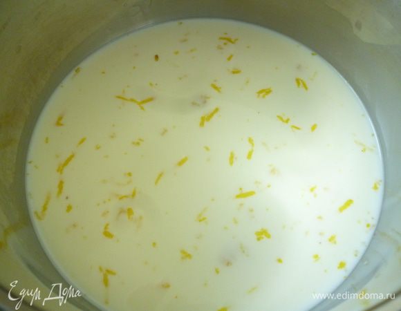 К остальному молоку добавить лимонную цедру, довести до кипения, затем остудить до теплого состояния. Процедить через ситечко.