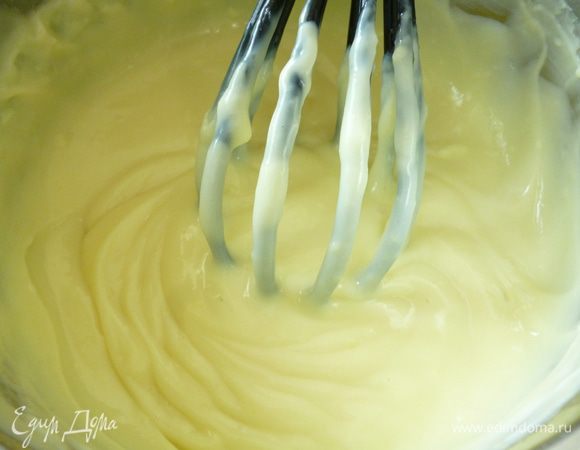 Добавить слегка остывшее молоко к яичной смеси, хорошо перемешать. Варить крем на небольшом огне, непрерывно помешивая венчиком, до загустения. Крем немного остудить, добавить сливочное масло комнатной температуры, взбить венчиком.