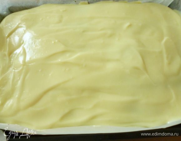 Распределить крем по поверхности пирога. Поставить пирог в холодильник на 1-2 часа.