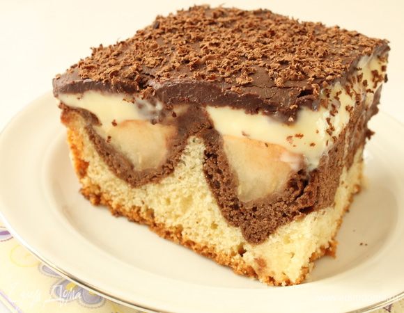 Глазурь: на водяной бане растопить шоколад, добавить сливки и хорошо перемешать до однородной смеси. Слегка остудить и с помощью лопаточки распределить ровным слоем поверх крема. Поставить в холодильник еще на 1-2 часа. При подаче можно посыпать тертым шоколадом. Приятного вам чаепития!