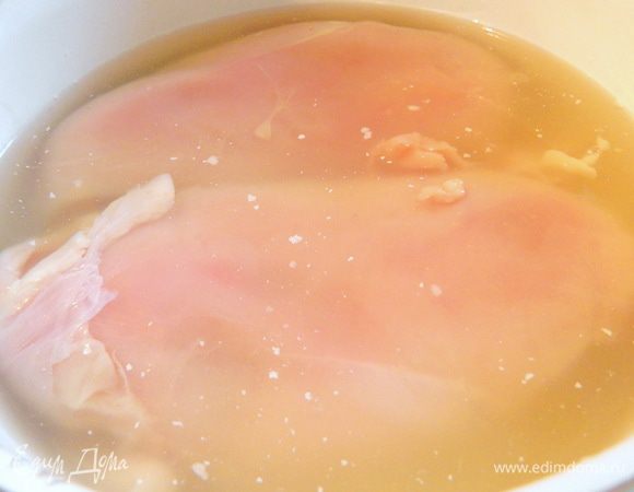 Маринуем грудку в сыворотке от 1 до 7 дней. У кого нет сыворотки, могут смело пропустить этот шаг. Такое длительное маринование удалит из мяса вредные для здоровья вещества (антибиотики, гормоны роста и т.д.) и сделает его более нежным.