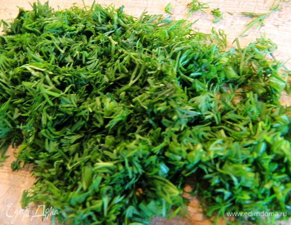 Нарезаем мелко пучок укропа.