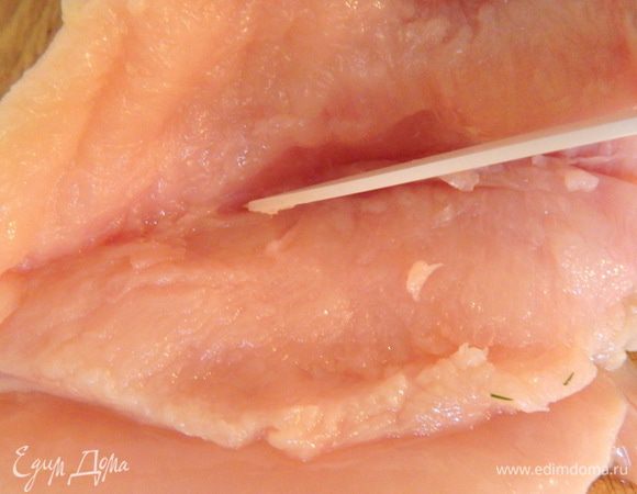 Аккуратненько делаем в середине грудки по всей длине надрез (карман).