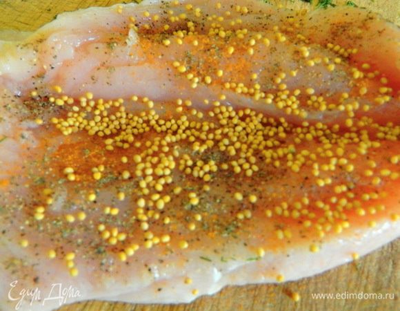 Солим и перчим. В надрез равномерно насыпаем семена горчицы...