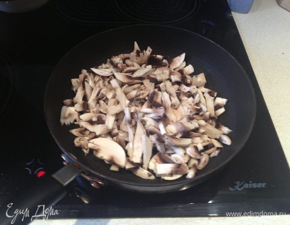 Выложить на сковороду мелко нарезанные шампиньоны. Обжарить.