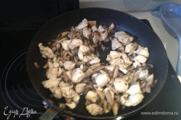 Когда грибы будут почти готовы, выкладываем мелко нарезанную куриную грудку. Солим. Перчим, по вкусу.