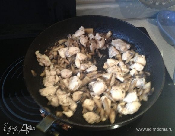 Когда грибы будут почти готовы, выкладываем мелко нарезанную куриную грудку. Солим. Перчим, по вкусу.