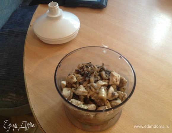 Когда начинка остынет, выкладываем всё в блендер или миксер и измельчить. Туда же добавляем чернослив.