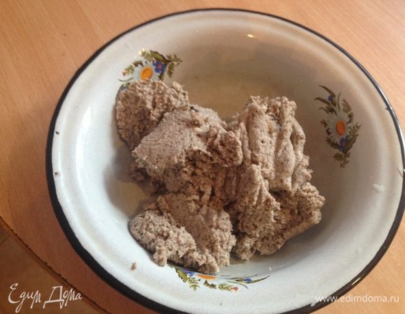 По желанию, можно добавить горчицу и майонез. Намазываем содержимое на лаваш. Сворачиваем.